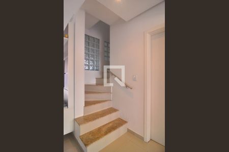 Casa de condomínio à venda com 122m², 3 quartos e 2 vagasEscada