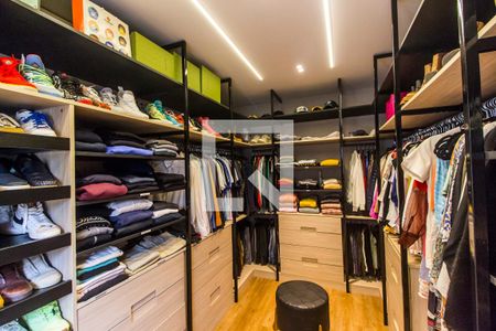 Casa de condomínio à venda com 567m², 5 quartos e 4 vagas Casa de condomínio à venda com 567m², 5 quartos e 4 vagasCloset da suíte