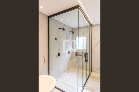 Casa de condomínio à venda com 567m², 5 quartos e 4 vagas Casa de condomínio à venda com 567m², 5 quartos e 4 vagasBanheiro da Suíte master