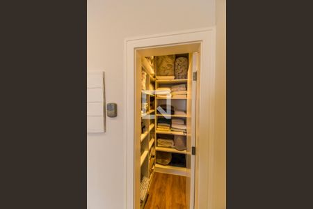 Casa de condomínio à venda com 567m², 5 quartos e 4 vagas Casa de condomínio à venda com 567m², 5 quartos e 4 vagasCorredor