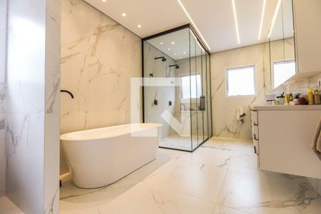 Casa de condomínio à venda com 567m², 5 quartos e 4 vagas Casa de condomínio à venda com 567m², 5 quartos e 4 vagasBanheiro da Suíte master