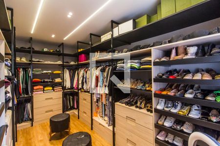 Casa de condomínio à venda com 567m², 5 quartos e 4 vagas Casa de condomínio à venda com 567m², 5 quartos e 4 vagasCloset da suíte