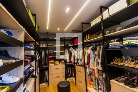 Casa de condomínio à venda com 567m², 5 quartos e 4 vagas Casa de condomínio à venda com 567m², 5 quartos e 4 vagasCloset da suíte