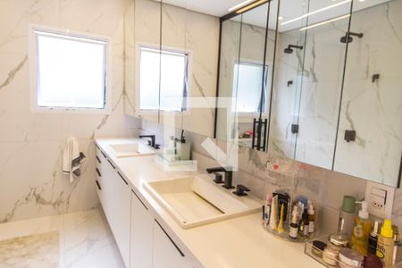 Casa de condomínio à venda com 567m², 5 quartos e 4 vagas Casa de condomínio à venda com 567m², 5 quartos e 4 vagasDetalhe do Banheiro da Suite