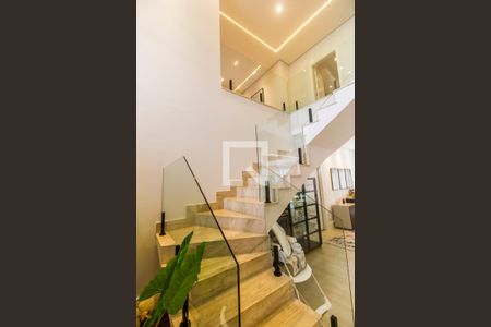 Casa de condomínio à venda com 567m², 5 quartos e 4 vagas Casa de condomínio à venda com 567m², 5 quartos e 4 vagasEscada