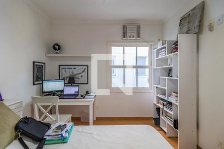 Casa de condomínio à venda com 300m², 4 quartos e 4 vagas Casa de condomínio à venda com 300m², 4 quartos e 4 vagasQuarto 1