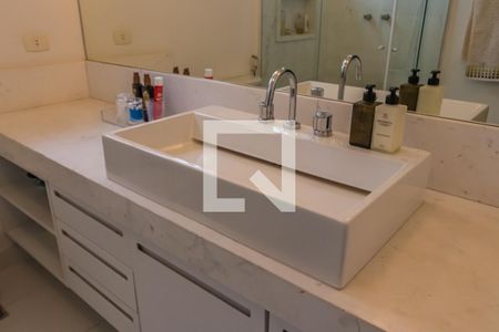 Casa de condomínio à venda com 300m², 4 quartos e 4 vagas Casa de condomínio à venda com 300m², 4 quartos e 4 vagasBanheiro da Suíte 2