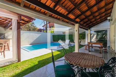 Casa de condomínio à venda com 300m², 4 quartos e 4 vagas Casa de condomínio à venda com 300m², 4 quartos e 4 vagasÁrea Externa