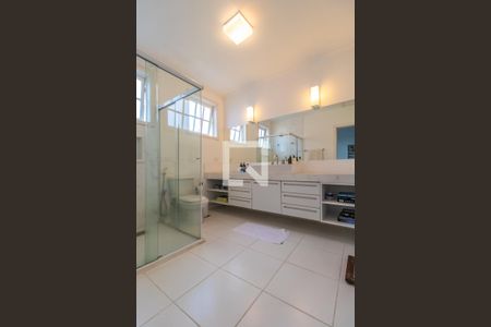 Casa de condomínio à venda com 300m², 4 quartos e 4 vagas Casa de condomínio à venda com 300m², 4 quartos e 4 vagasBanheiro da Suíte 2