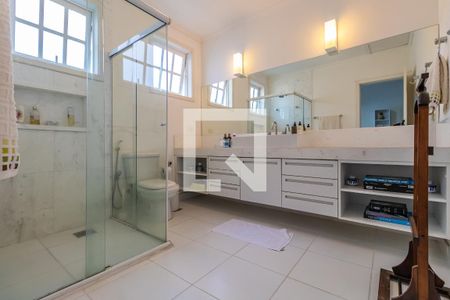 Casa de condomínio à venda com 300m², 4 quartos e 4 vagas Casa de condomínio à venda com 300m², 4 quartos e 4 vagasBanheiro da Suíte 2