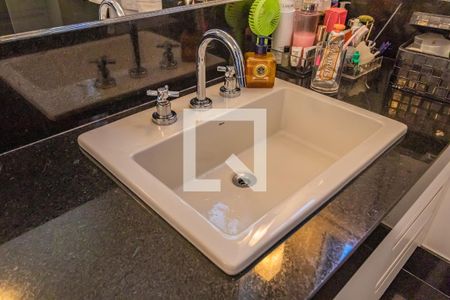 Casa de condomínio à venda com 300m², 4 quartos e 4 vagas Casa de condomínio à venda com 300m², 4 quartos e 4 vagasBanheiro da Suíte 1