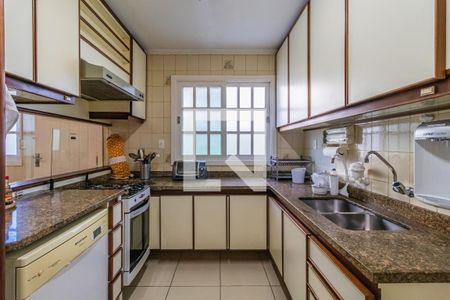 Casa de condomínio à venda com 300m², 4 quartos e 4 vagas Casa de condomínio à venda com 300m², 4 quartos e 4 vagasCozinha