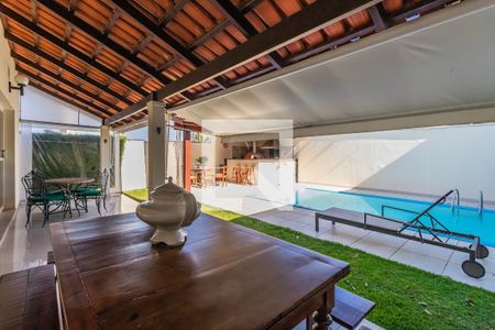 Casa de condomínio à venda com 300m², 4 quartos e 4 vagas Casa de condomínio à venda com 300m², 4 quartos e 4 vagasÁrea Externa