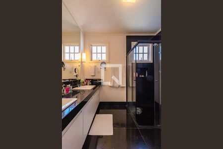 Casa de condomínio à venda com 300m², 4 quartos e 4 vagas Casa de condomínio à venda com 300m², 4 quartos e 4 vagasBanheiro da Suíte 1