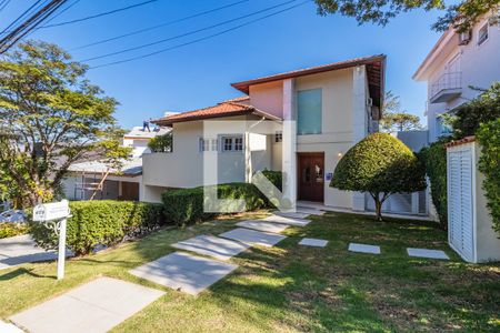 Casa de condomínio à venda com 300m², 4 quartos e 4 vagas Casa de condomínio à venda com 300m², 4 quartos e 4 vagasFachada