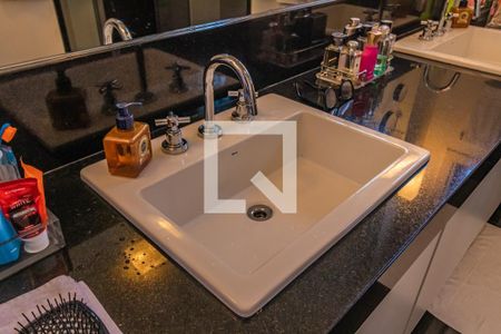 Casa de condomínio à venda com 300m², 4 quartos e 4 vagas Casa de condomínio à venda com 300m², 4 quartos e 4 vagasBanheiro da Suíte 1