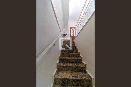 Casa à venda com 300m², 4 quartos e 4 vagasEscada