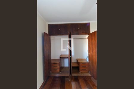 Casa à venda com 300m², 4 quartos e 4 vagasSuíte - Armário