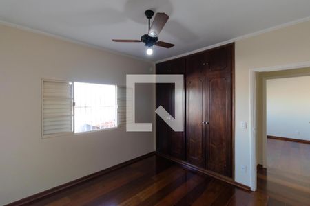 Casa à venda com 300m², 4 quartos e 4 vagasSuíte