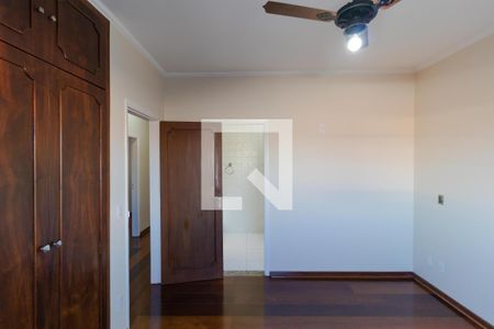 Casa à venda com 300m², 4 quartos e 4 vagasSuíte