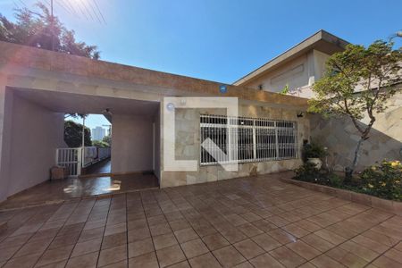 Casa à venda com 217m², 4 quartos e 7 vagas Casa à venda com 217m², 4 quartos e 7 vagasQuintal