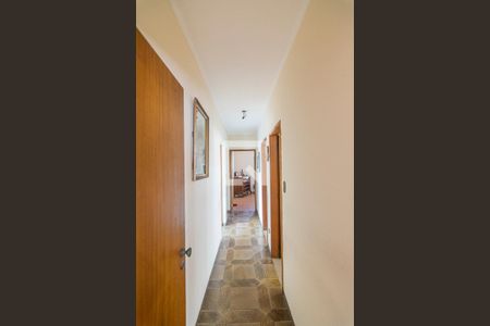 Casa à venda com 239m², 3 quartos e 4 vagas Casa à venda com 239m², 3 quartos e 4 vagasCorredor