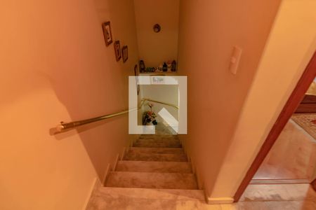 Casa à venda com 100m², 3 quartos e 2 vagas Casa à venda com 100m², 3 quartos e 2 vagasEscada