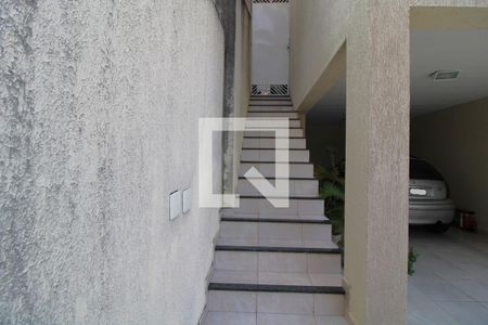 Casa à venda com 178m², 3 quartos e 4 vagasEscada - entrada