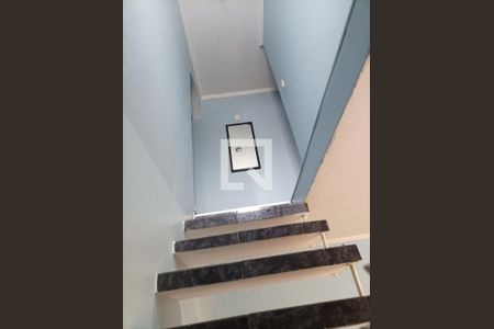 Casa à venda com 190m², 4 quartos e 2 vagas Casa à venda com 190m², 4 quartos e 2 vagasEscada