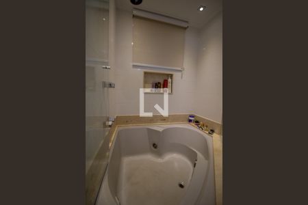 Apartamento à venda com 394m², 5 quartos e 4 vagas Apartamento à venda com 394m², 5 quartos e 4 vagasBanheiro da Suíte 1