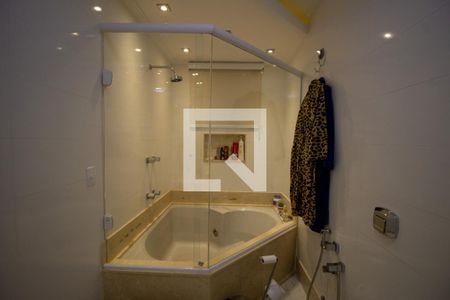 Apartamento à venda com 394m², 5 quartos e 4 vagas Apartamento à venda com 394m², 5 quartos e 4 vagasBanheiro da Suíte 1