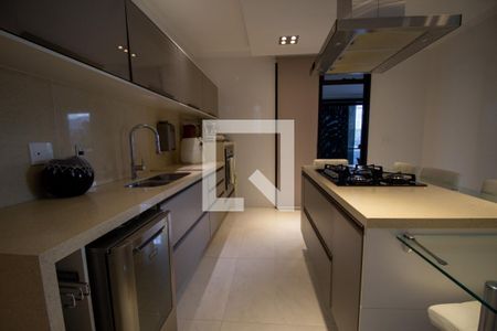 Apartamento à venda com 394m², 5 quartos e 4 vagas Apartamento à venda com 394m², 5 quartos e 4 vagasCozinha e Área de Serviço