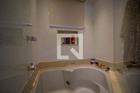 Apartamento à venda com 394m², 5 quartos e 4 vagas Apartamento à venda com 394m², 5 quartos e 4 vagasBanheiro da Suíte 1