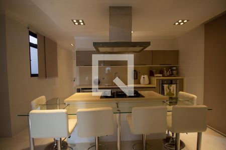 Apartamento à venda com 394m², 5 quartos e 4 vagas Apartamento à venda com 394m², 5 quartos e 4 vagasCozinha e Área de Serviço