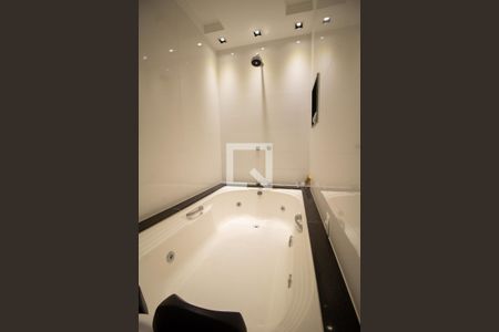 Apartamento à venda com 394m², 5 quartos e 4 vagas Apartamento à venda com 394m², 5 quartos e 4 vagasBanheiro da Suíte 2