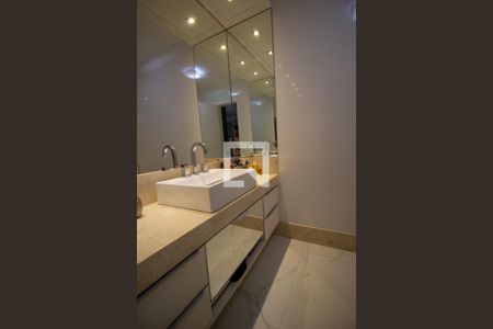 Apartamento à venda com 394m², 5 quartos e 4 vagas Apartamento à venda com 394m², 5 quartos e 4 vagasBanheiro da Suíte 1