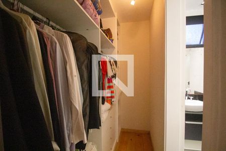 Apartamento à venda com 394m², 5 quartos e 4 vagas Apartamento à venda com 394m², 5 quartos e 4 vagasCloset da Suíte 2