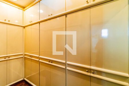 Casa de condomínio à venda com 820m², 4 quartos e 6 vagas Casa de condomínio à venda com 820m², 4 quartos e 6 vagasSuite 01 - Closet