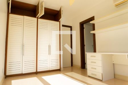 Apartamento à venda com 256m², 4 quartos e 4 vagas Apartamento à venda com 256m², 4 quartos e 4 vagasQuarto 3