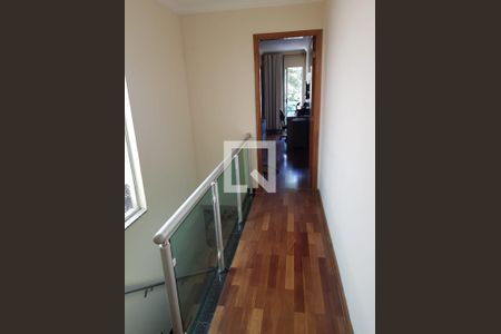 Casa à venda com 200m², 3 quartos e 3 vagas Casa à venda com 200m², 3 quartos e 3 vagasCorredor