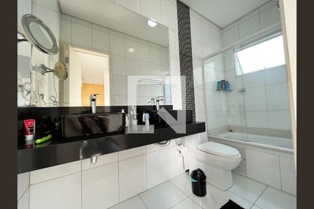 Casa à venda com 380m², 5 quartos e 3 vagas Casa à venda com 380m², 5 quartos e 3 vagasBanheiro da Suíte 1