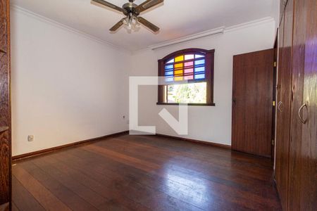 Casa à venda com 371m², 5 quartos e 6 vagasBanheiro do Quarto 1