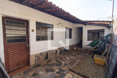 Casa à venda com 371m², 5 quartos e 6 vagasQuintal