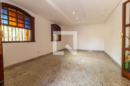 Casa à venda com 371m², 5 quartos e 6 vagas|Sala