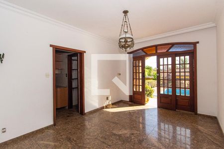 Casa à venda com 371m², 5 quartos e 6 vagasSala