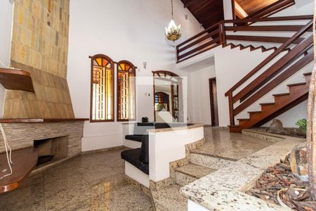 Casa à venda com 371m², 5 quartos e 6 vagasLareira