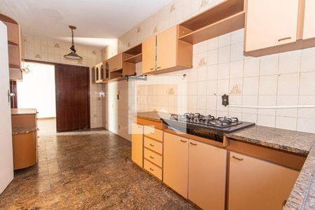 Casa à venda com 371m², 5 quartos e 6 vagasCozinha 