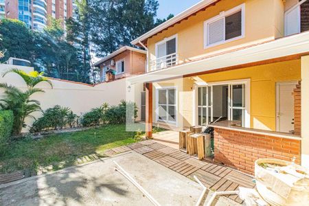 Casa de condomínio à venda com 216m², 4 quartos e 3 vagas Casa de condomínio à venda com 216m², 4 quartos e 3 vagasQuintal