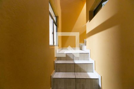 Escada  de casa para alugar com 2 quartos, 200m² em Conjunto Residencial José Bonifácio, São Paulo