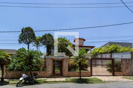 Casa à venda com 522m², 5 quartos e 5 vagas Casa à venda com 522m², 5 quartos e 5 vagasFachada